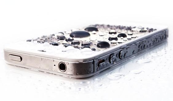 Мокрое дело: как спасти iPhone, который попал в воду?